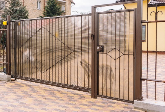 Купить ворота из профлиста с элементами ковки, с металлическими столбами в рамке или под дерево в Дальнереченске от 153120 руб